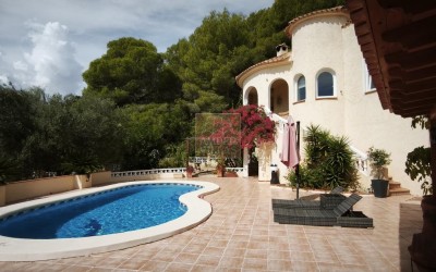 Chalet con apartamento de invitados, piscina y amplias zonas exteriores en Santa Clara, Altea